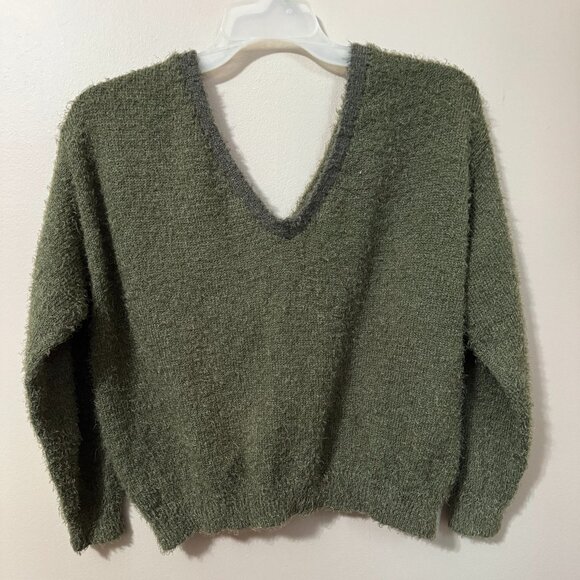 ๐งต #239 Derek Heart Fuzzy V-Neck Twist-Back Sweater | Olive Green Soft Knit - Picture 2 of 3